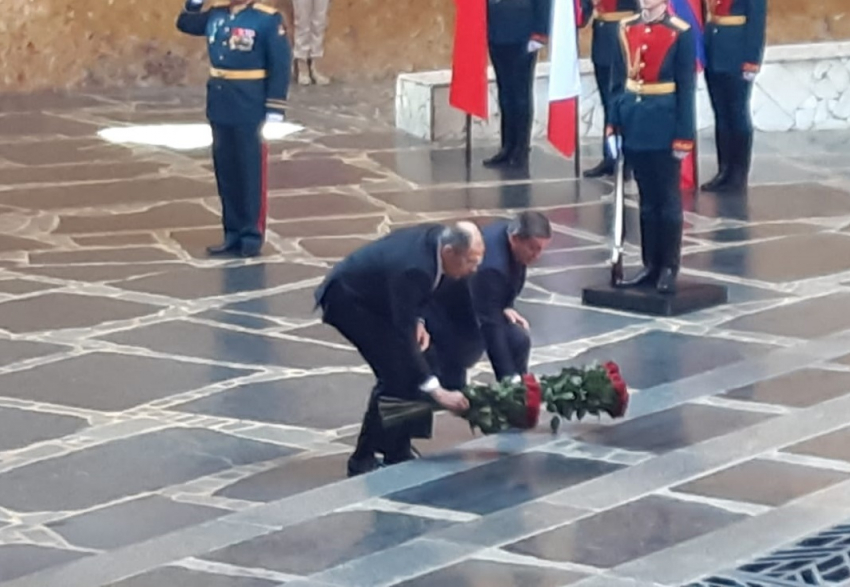 На Мамаевом кургане проходит передача 11 воинских знамен от МИД России: ведется прямая трансляция