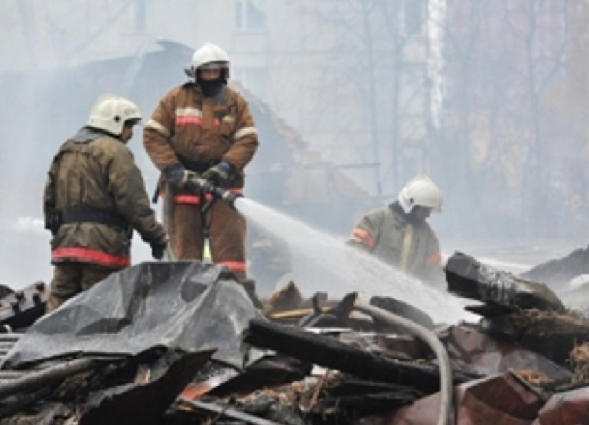 Японский кроссовер выгорел дотла посреди улицы на юге Волгограда