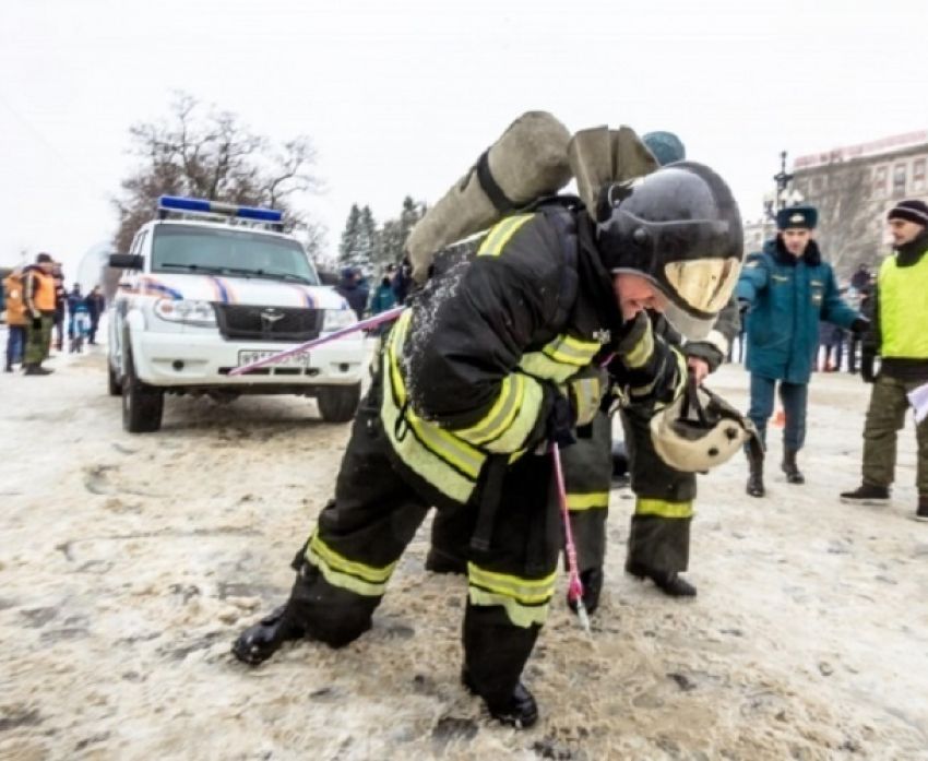 Волгоградские пожарные протащили по центру города двухтонный внедорожник