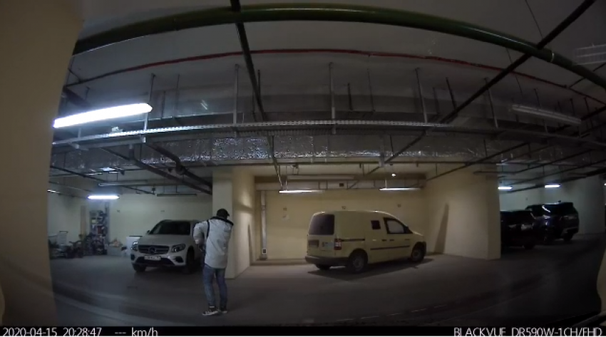 На видео попал мужчина, угнавший велосипед с подземной парковки «ВолгоградСити»