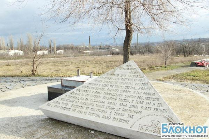 Под Волгоградом на мемориале «Солдатское поле» поставят новую девушку с цветком