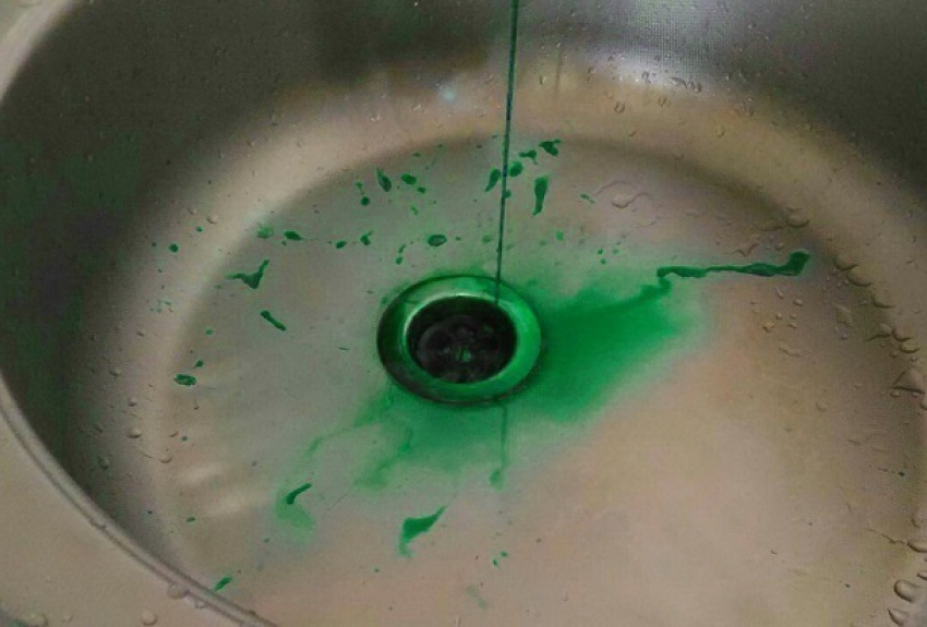 Красителем уранином воду в батареях волгоградцев сделали зеленой 