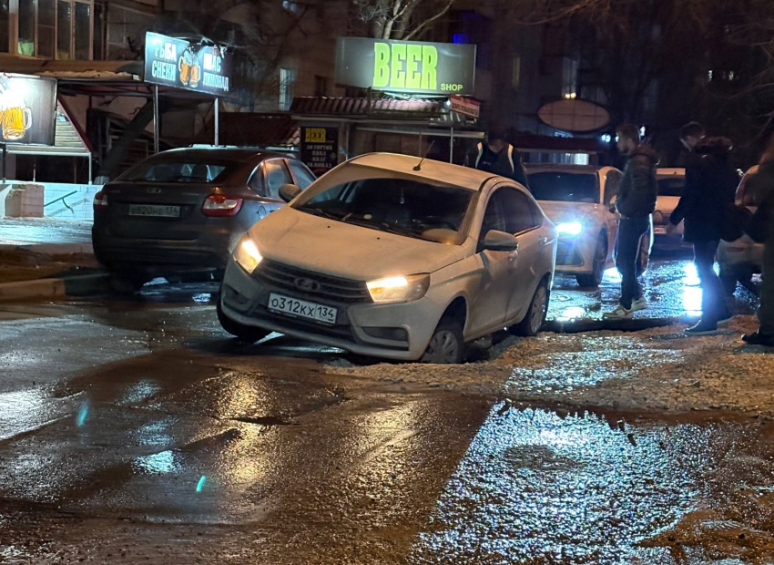 В огороженный банановыми коробками провал рухнула машина в Волгограде