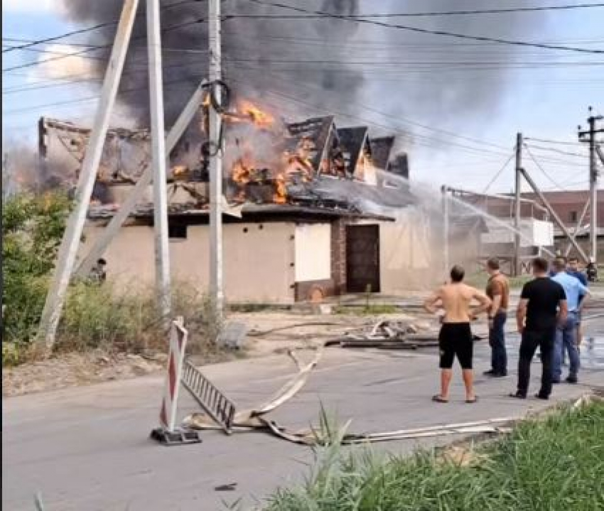 Компания про производству тары горит на юге Волгограда  —  видео 