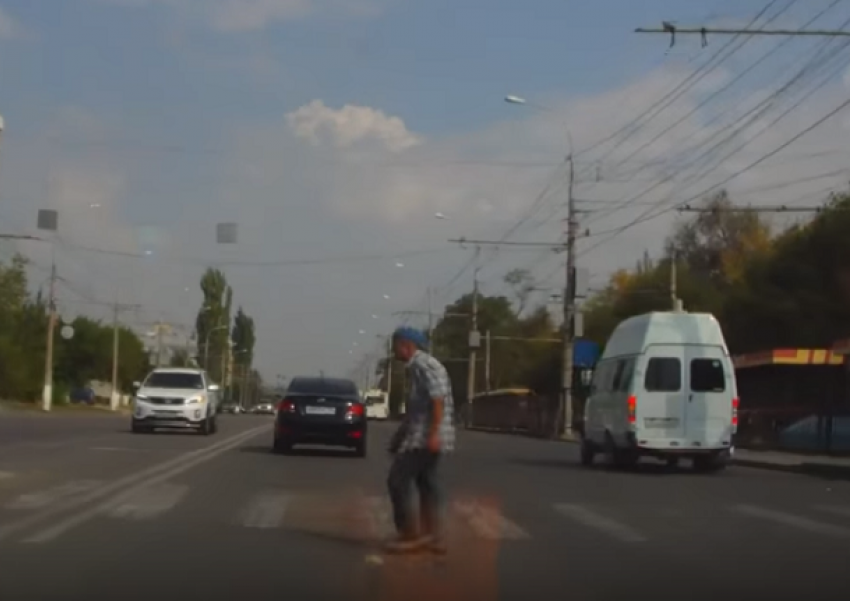 Пешеход-камикадзе попал на видео в центре Волгограда