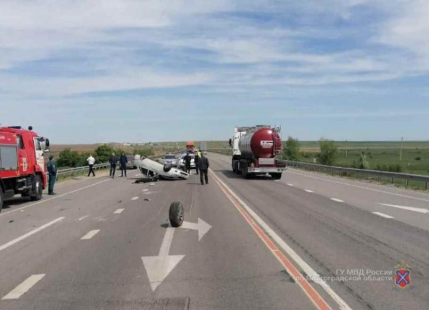 Пассажирка умерла мгновенно: водитель  Lada Priora в Волгоградской области вылетел на встречку