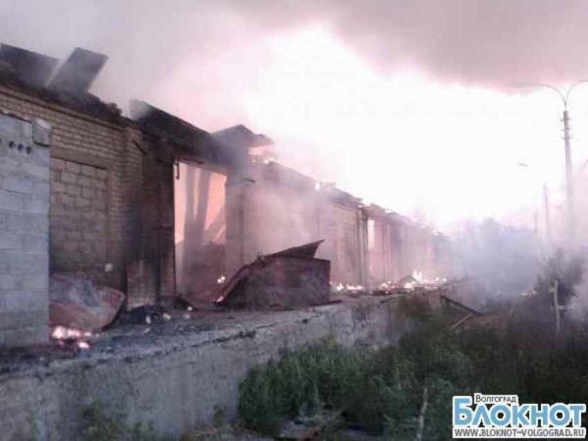 В Волгограде горит склад оптово-строительного рынка на Тулака