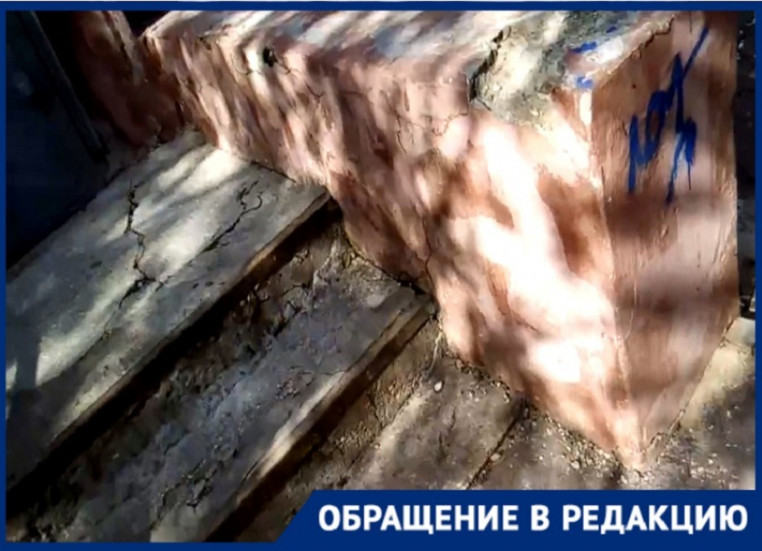 «Ступеньки обвалились, будто их грызли по ночам»: через полосу препятствий идут домой жители дома в Волгограде