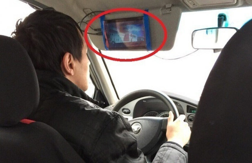 Волгоградцы слили в сеть таксиста, который смотрит кино во время езды