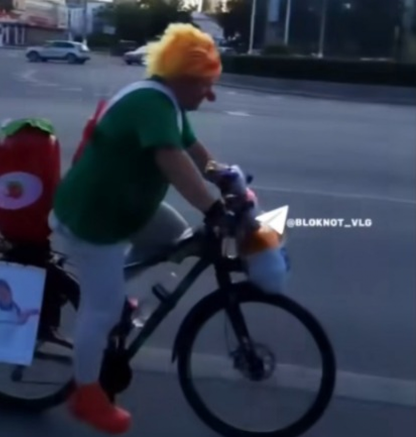 Проехавшего на велосипеде Карлсона заметили в Волгограде: видео