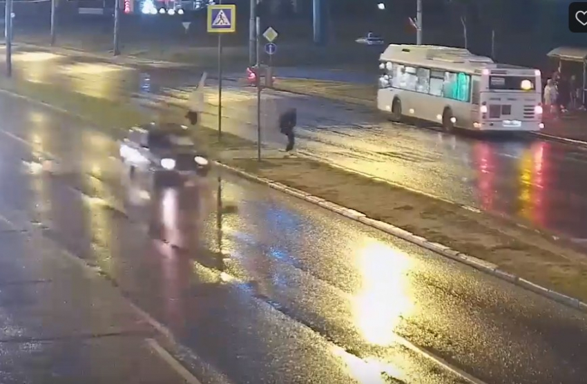 Камеры сняли наезд на шедшую на красный волгоградку: кульбит над капотом