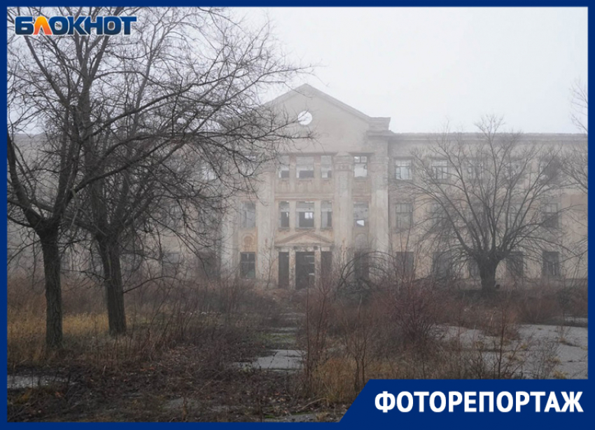 «Мы катимся ко дну, разворовали всю страну»: в Волгограде превратили в руины огромную воинскую часть