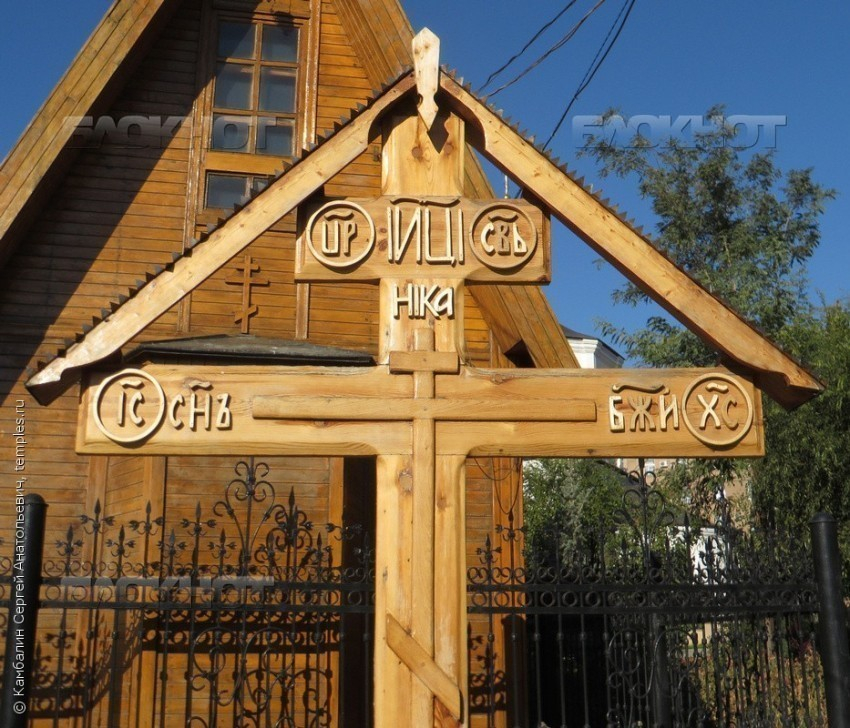 Сломанный молодыми вандалами крест восстановили у храма в центре Волгограда