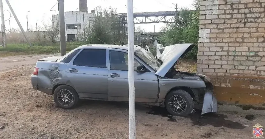 Мужчина скончался после встречи со стеной дома под Волгоградом 