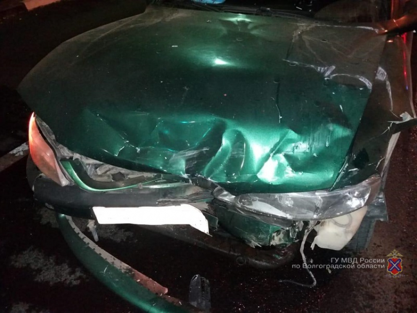 Два человека пострадали после лобового столкновения LADA и Opel на перекрестке в Волжском