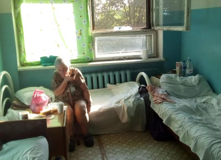 Жительнице Урюпинска пришлось забрать мать-инвалида из ЦРБ из-за невыносимых условий