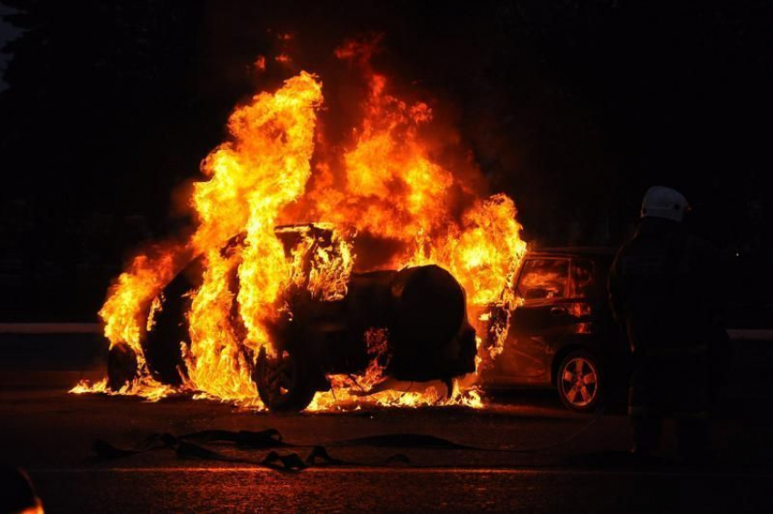В Волгограде ночью злоумышленники сожгли Lada Granta 