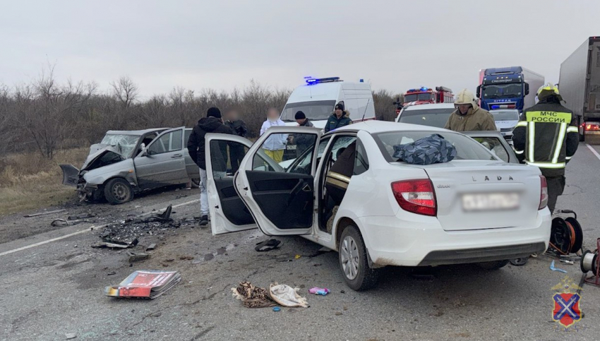 Шокирующее массовое ДТП частично закрыло дорогу под Волгоградом