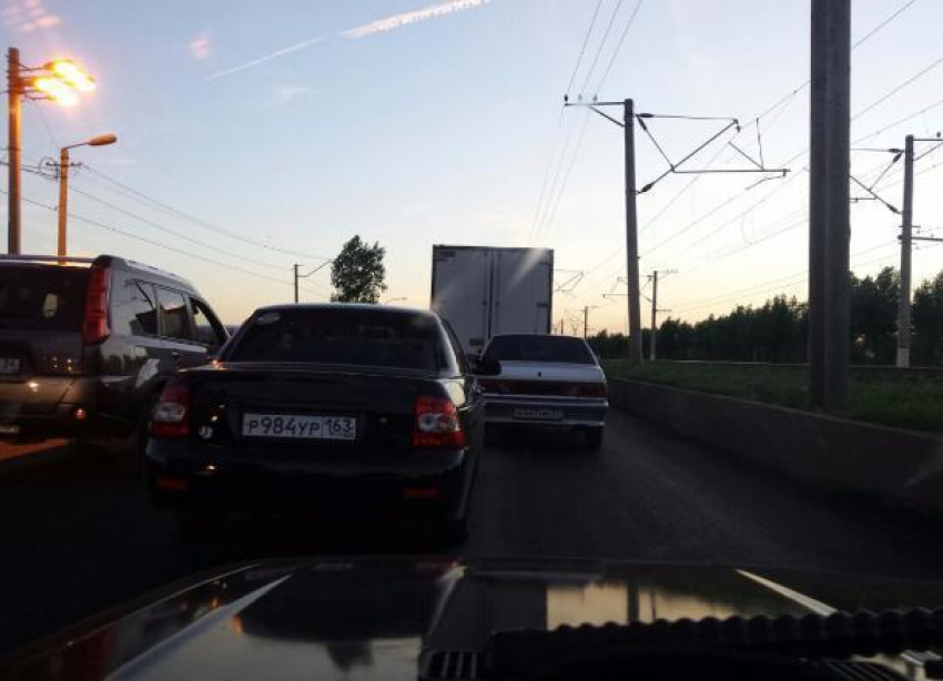 В Волжском плотина ГЭС стоит в трехкилометровой пробке