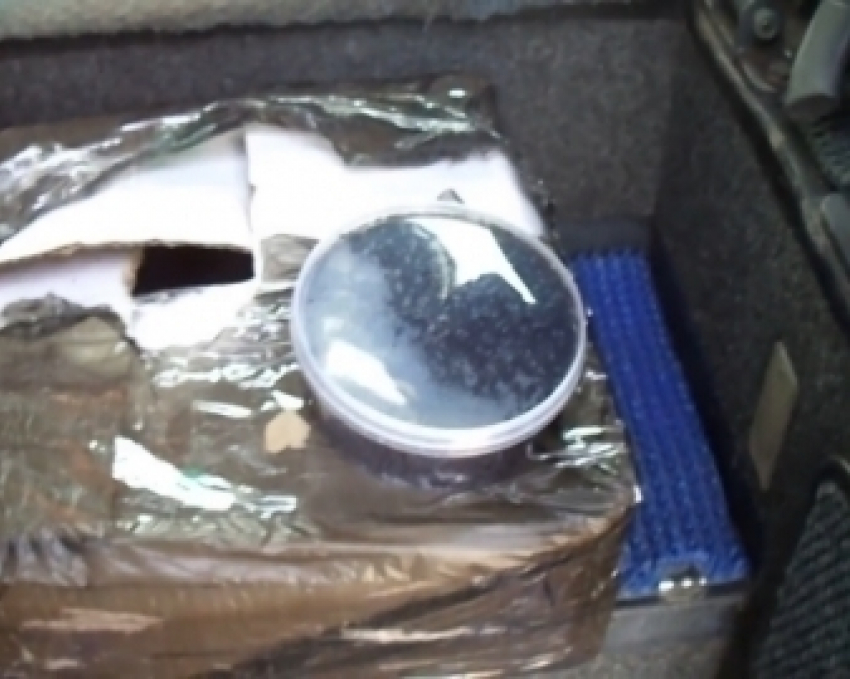 Под Волгоградом с автобуса сняли астраханского браконьера с 16 кг черной икры