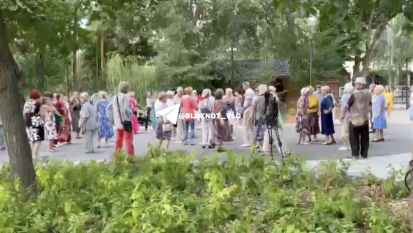 Волгоградские пенсионеры вышли на танцпол в Комсомольском саду 