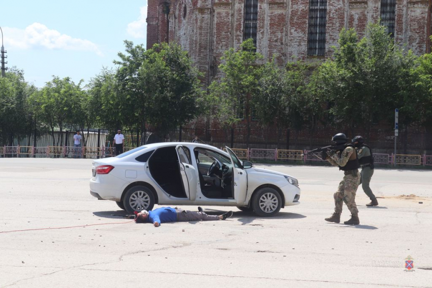 Полицейские «расстреляли» преступника на глазах детей на площади в Городище