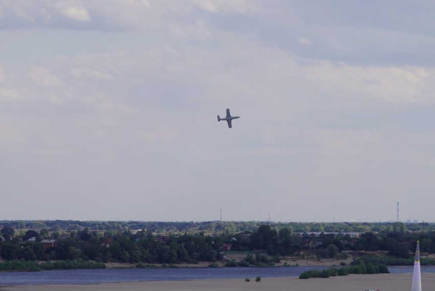 Кульбиты реактивных самолетов в небе над Волгоградом сняли на видео
