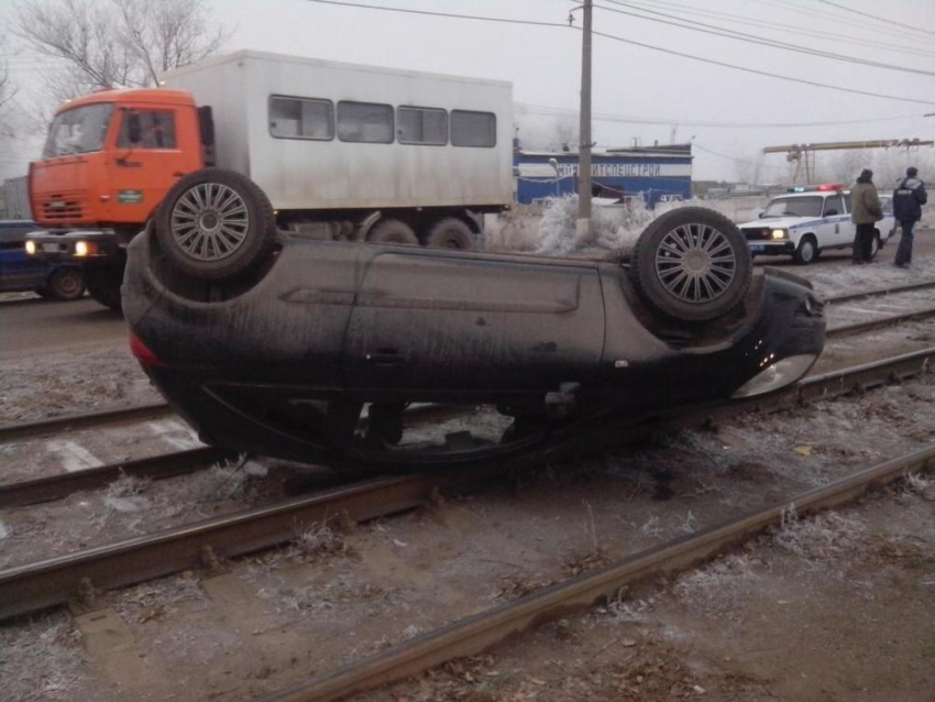 На юге Волгограда автоледи опрокинула Opel на трамвайные пути 