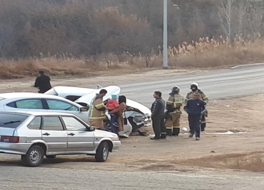 Авария с пострадавшими: два авто не разминулись в Дзержинском районе Волгограда