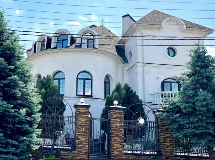 Два премиальных особняка выставили на продажу в самом охраняемом поселке Волгограда