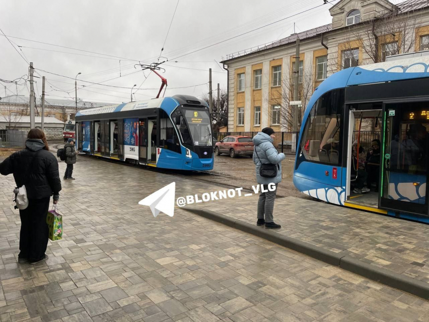 Заглохшая Mazda остановила трамваи в Волгограде 