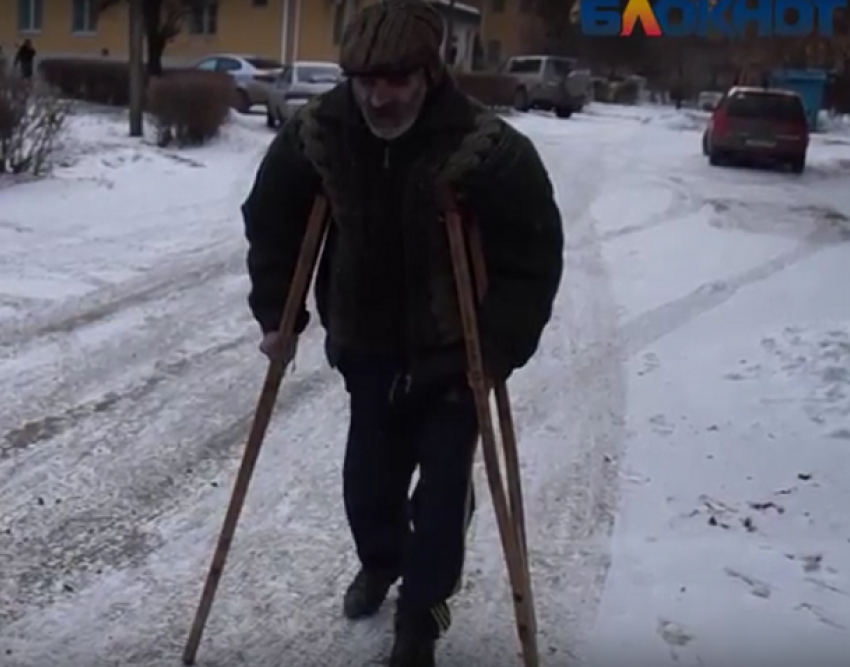 На юге Волгограда пожилого инвалида на костылях бросили родственники и врачи