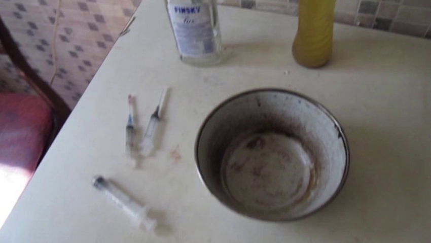 В Волгограде 27-летняя рецидивистка с мужем устроили в квартире наркопритон 