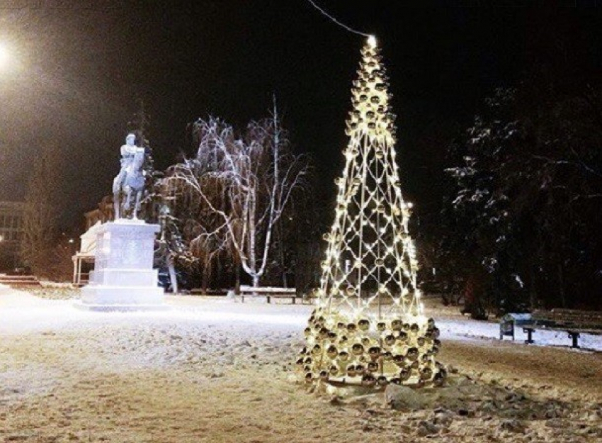 Воровство подтвердилось: горожане «раздели» елку в центре Волгограда