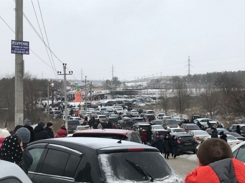 Волгоградцы попали в глухую пробку около «Соснового бора"
