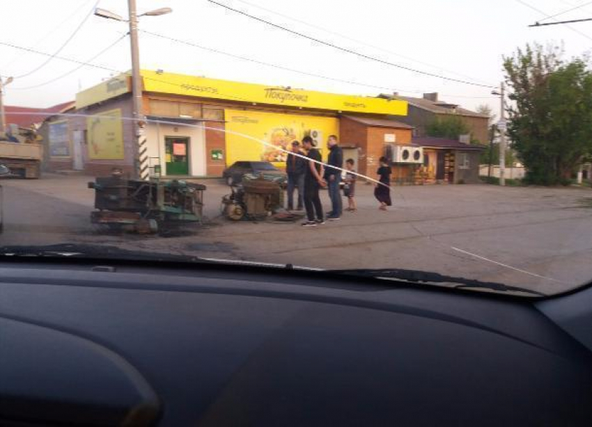 В Волгограде с грузовика упал станок