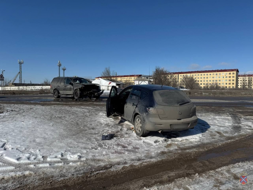 Водитель иномарки скончался в ДТП с внедорожником в Волгограде 