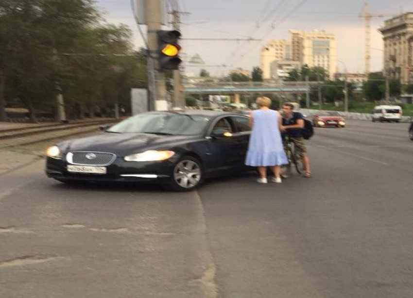 В центре Волгограда велосипедист протаранил дорогую иномарку