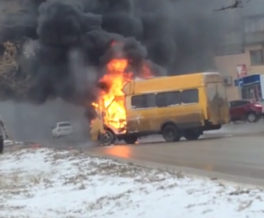 На севере Волгограда сгорела маршрутка