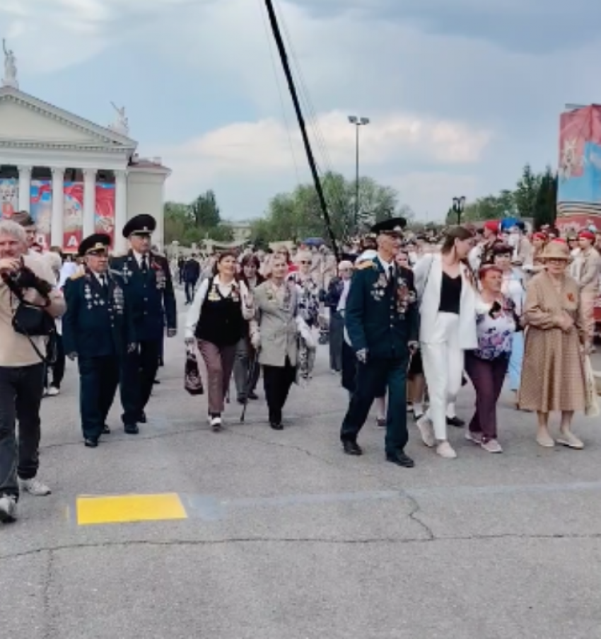 Младенцы в форме и громкие аплодисменты: что происходит в центре Волгограда за час до парада