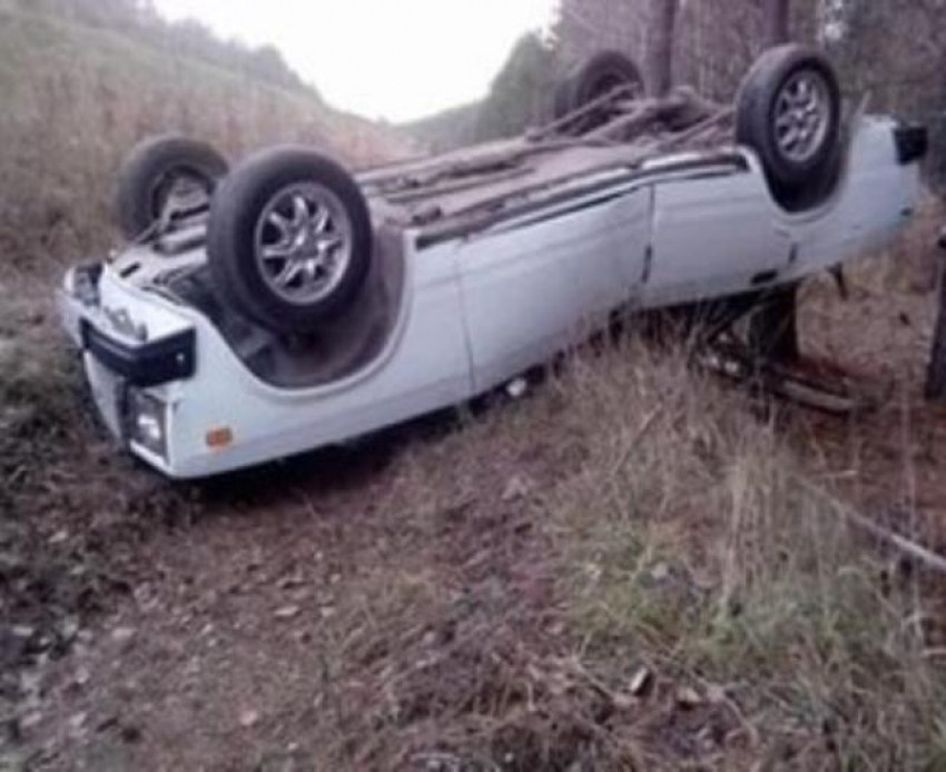 Под Волгоградом 3 человека пострадали, перевернувшись на ВАЗ-2107