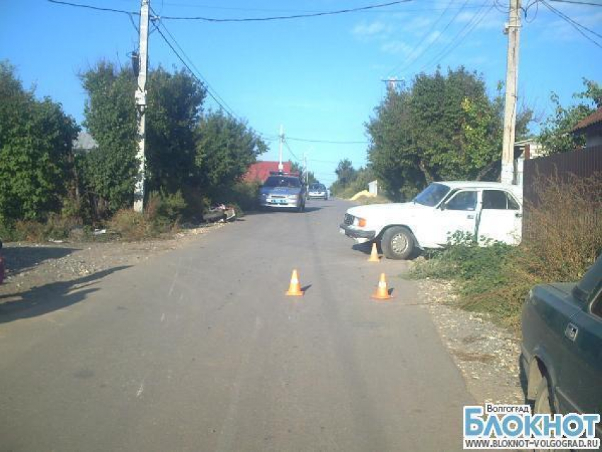 Волгоградский мотоциклист врезался в стоявшую «Волгу»
