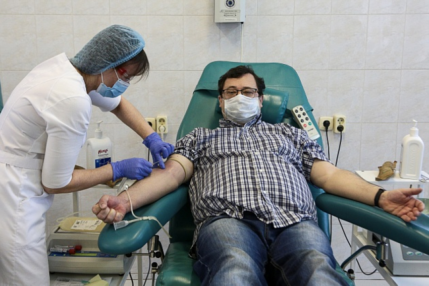 Тысячным донором антиковидной плазмы в Волгоградской области стал работающий в «красной зоне» врач