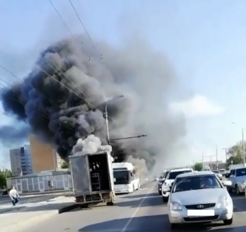 Полыхающий автобус на остановке в Волгограде засняли очевидцы