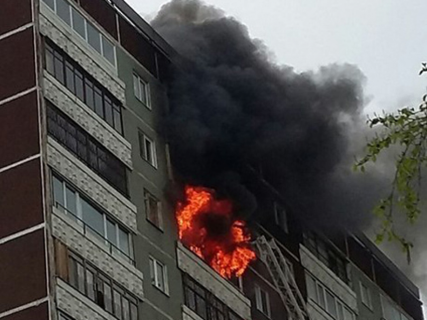 В центре Волгограда из-за проводки загорелась 16-этажка