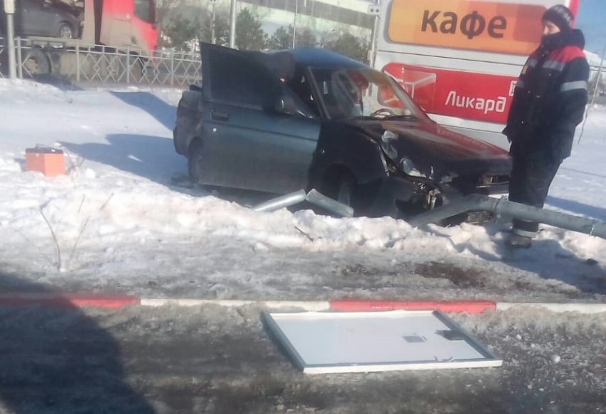 «Лада Приора» протаранила столб на АЗС в Волгограде, уходя от столкновения с автовозом