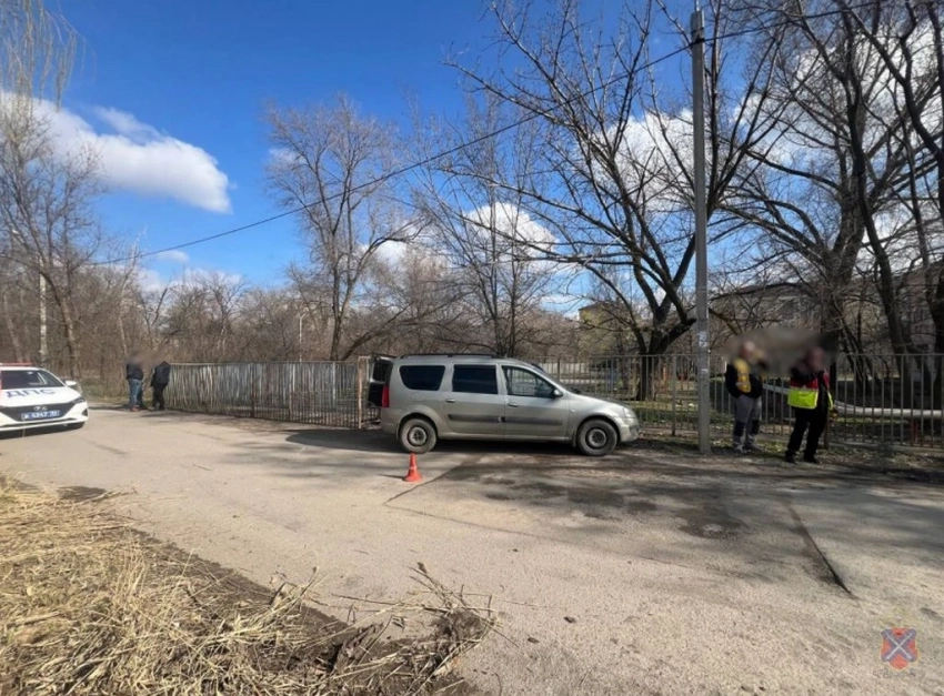 Срезающего камыш рабочего сбила легковушка на юге Волгограда