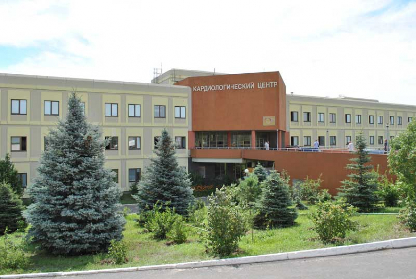 В Волгограде непривитая от COVID-19 медсестра кардиоцентра судится из-за отстранения 