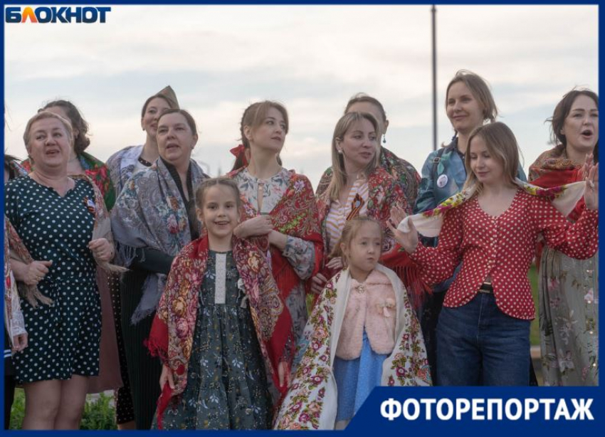«Катюшу» массово спели Екатерины в центре Волгограда 
