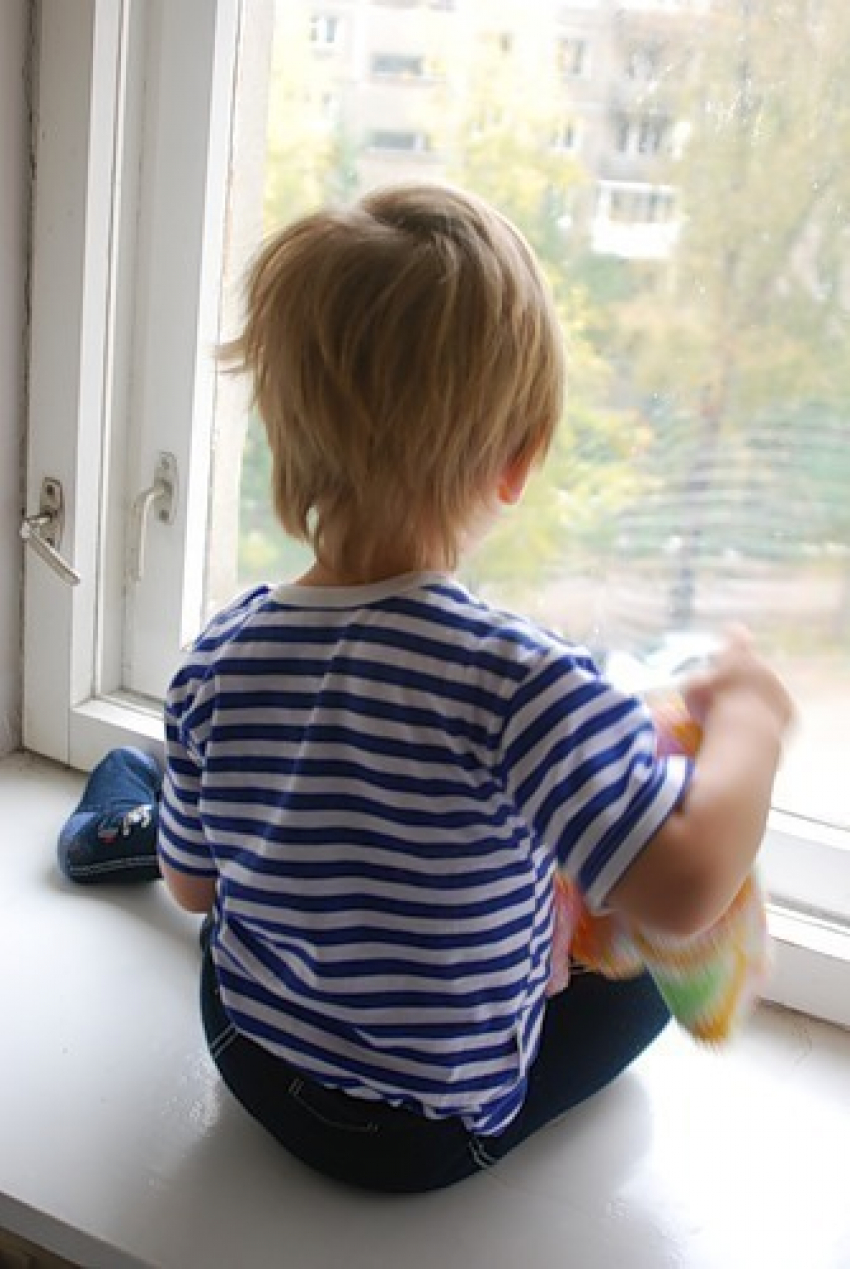 В Волгоградской области трехлетний ребенок выпал из окна
